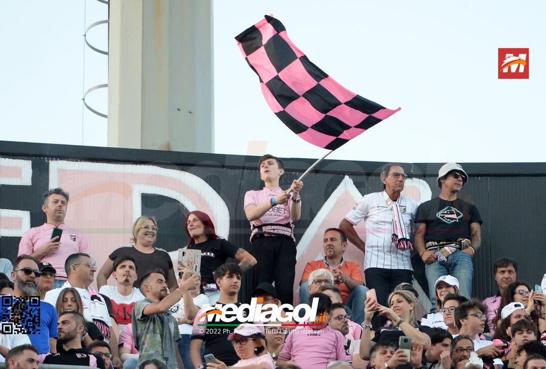 Fototifo, i tifosi allo stadio per Palermo-Feralpisaló 1-0 (gallery) - immagine 188