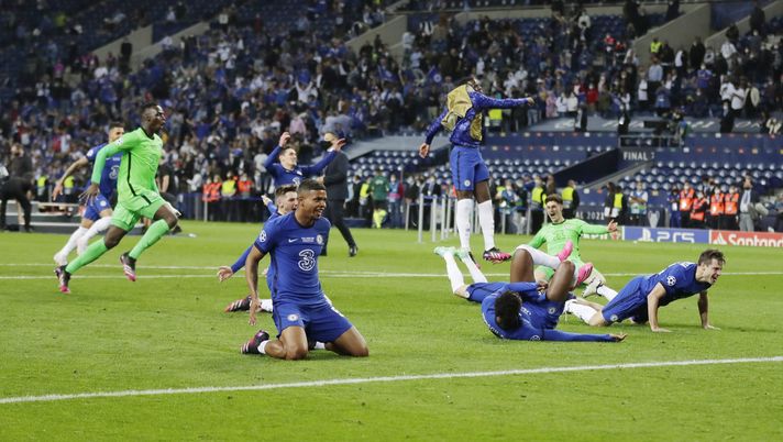PORTO, PORTUGAL - MAY 29: Players of Chelsea celebrate victory following the UEFA Champions League Final between Manchester City and Chelsea FC at Estadio do Dragao on May 29, 2021 in Porto, Portugal. (Photo by Manu Fernandez - Pool/Getty Images) 