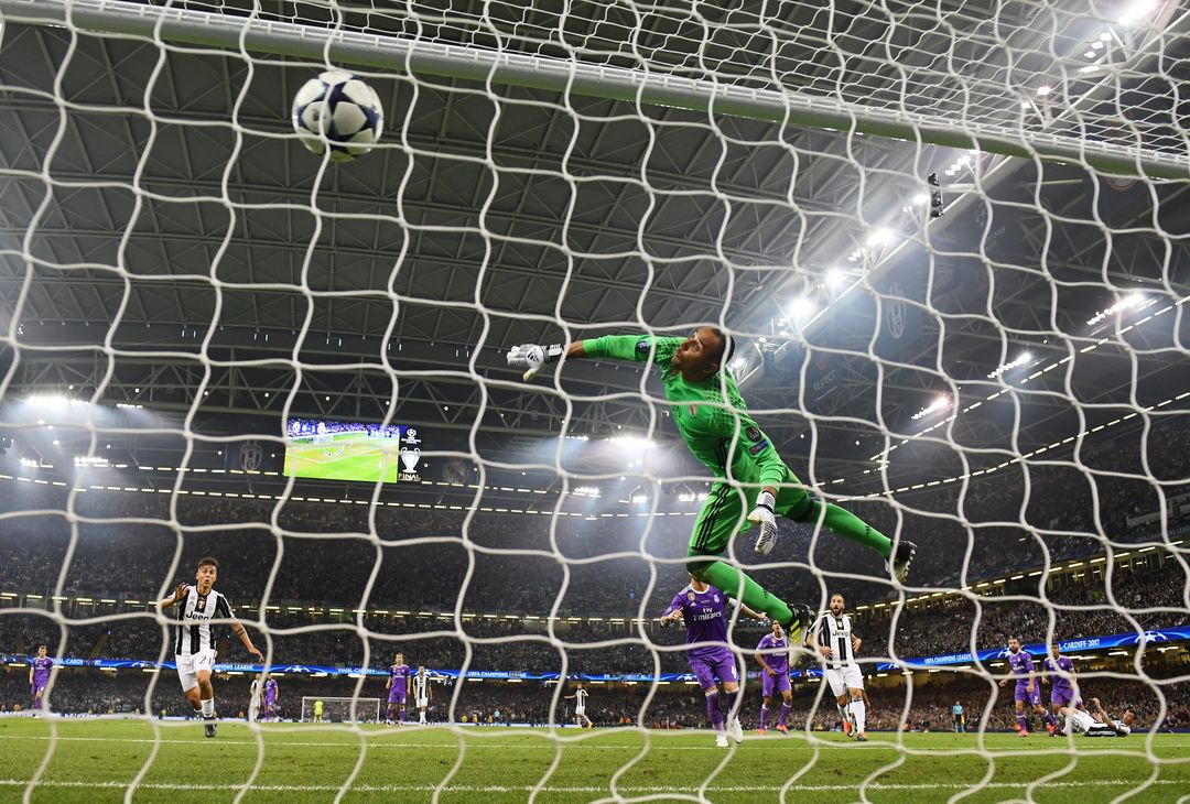  CARDIFF, WALES - JUNE 03:  Mario Mandzukic of Juventus (R/obscure) scores his sides first goal past Keylor Navas of Real Madrid during the UEFA Champions League Final between Juventus and Real Madrid at National Stadium of Wales on June 3, 2017 in Cardiff, Wales.  (Photo by Matthias Hangst/Getty Images) 