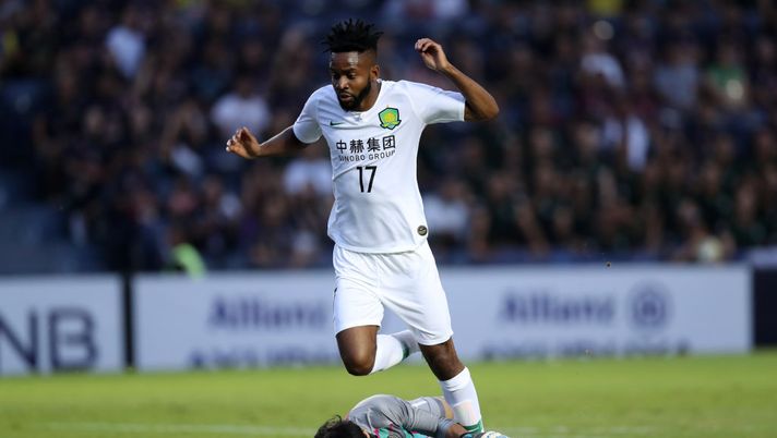 BURI RAM, THAILAND - APRIL 09: Cedric Bakambu of Beijing Guoan is blocked by Siwarak Tedsungnoen of Buriram United during the AFC Champions League Group G match between Buriram United and Beijing Guoan at Chang Arena on April 9, 2019 in Buri Ram, Thailand. (Photo by Pakawich Damrongkiattisak/Getty Images) 