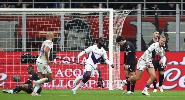 MILAN, ITALY - NOVEMBER 13: Antonin Barak (R) of ACF Fiorentina celebrates scoring a goal during the Serie A match between AC Milan and ACF Fiorentina at Stadio Giuseppe Meazza on November 13, 2022 in Milan, Italy. (Photo by Marco Luzzani/Getty Images) Un mese di speranza per questa Fiorentina: gol, gioco e vittorie- immagine 2