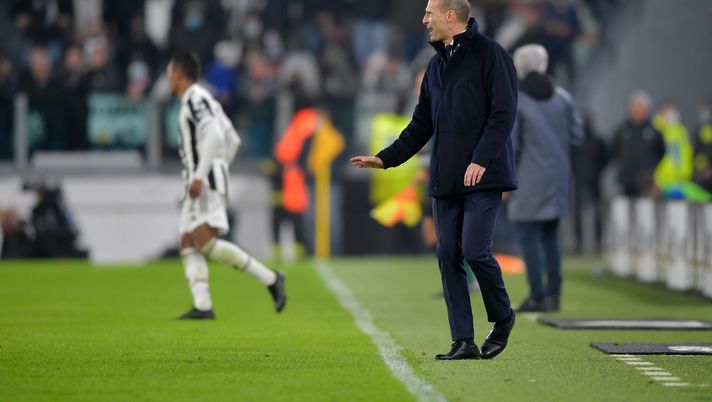 TURIN, ITALY - NOVEMBER 27: head coach of Juventus Massimiliano Allegri gives his team instuctions during the Serie A match between Juventus and Atalanta BC at Allianz Stadium on November 27, 2021 in Turin, Italy. (Photo by Daniele Badolato - Juventus FC/Juventus FC via Getty Images) Nicola Legrottaglie: “Quando lo danno per spacciato, Allegri sorprende sempre tutti” - immagine 1