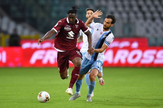 TURIN, ITALY - JUNE 30: Soualiho Meite (L) of Torino FC is tackled by Marco Parolo of SS Lazio during the Serie A match between Torino FC and SS Lazio at Stadio Olimpico di Torino on June 30, 2020 in Turin, Italy. (Photo by Valerio Pennicino/Getty Images) Sarri non ha mai perso in Serie A contro il Torino, ma Juric sa come batterlo- immagine 2