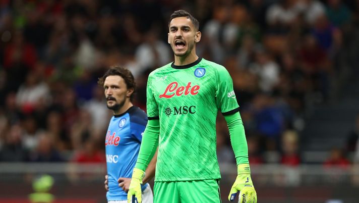 MILAN, ITALY - SEPTEMBER 18: Alex Meret of SSC Napoli reacts during the Serie A match between AC Milan and SSC Napoli at Stadio Giuseppe Meazza on September 18, 2022 in Milan, Italy. (Photo by Marco Luzzani/Getty Images)