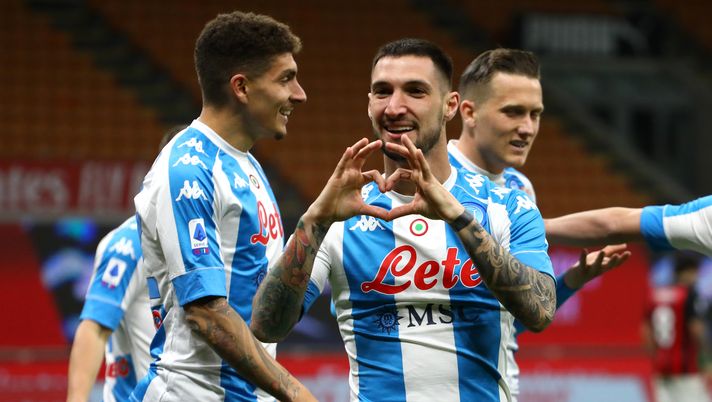 MILAN, ITALY - MARCH 14: Matteo Politano of Napoli celebrates after scoring their side's first goal during the Serie A match between AC Milan and SSC Napoli at Stadio Giuseppe Meazza on March 14, 2021 in Milan, Italy. Sporting stadiums around Italy remain under strict restrictions due to the Coronavirus Pandemic as Government social distancing laws prohibit fans inside venues resulting in games being played behind closed doors. (Photo by Marco Luzzani/Getty Images) MILAN, ITALY - MARCH 14: Matteo Politano of Napoli celebrates after scoring their side's first goal during the Serie A match between AC Milan and SSC Napoli at Stadio Giuseppe Meazza on March 14, 2021 in Milan, Italy. Sporting stadiums around Italy remain under strict restrictions due to the Coronavirus Pandemic as Government social distancing laws prohibit fans inside venues resulting in games being played behind closed doors. (Photo by Marco Luzzani/Getty Images)
