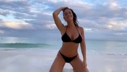 VIDEO / Lucia Javorcekova si scatena in riva al mare: il bikini esalta le forme perfette