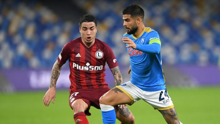 NAPLES, ITALY - OCTOBER 21: Lorenzo Insigne of SSC Napoli is closed down by Josue of Legia Warsaw during the UEFA Europa League group C match between SSC Napoli and Legia Warszawa at Stadio Diego Armando Maradona on October 21, 2021 in Naples, Italy. (Photo by Francesco Pecoraro/Getty Images) Insigne, i quotidiani lo esaltano: spacca porta e partita, insostituibile! - immagine 1