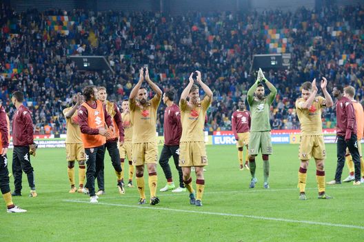  UDINE, ITALY - SEPTEMBER 20: Torino players applad fans after the Serie A match between Udinese Calcio and Torino FC at Stadio Friuli on September 20, 2017 in Udine, Italy. (Photo by Dino Panato/Getty Images) 