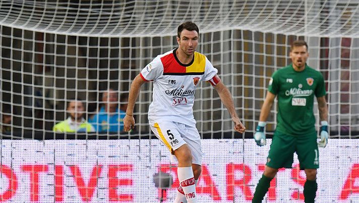 BENEVENTO, ITALY - AUGUST 26:  Fabio Lucioni of Benevento Calcio in action during the Serie A match between Benevento Calcio and Bologna FC at Stadio Ciro Vigorito on August 26, 2017 in Benevento, Italy.  (Photo by Francesco Pecoraro/Getty Images) 