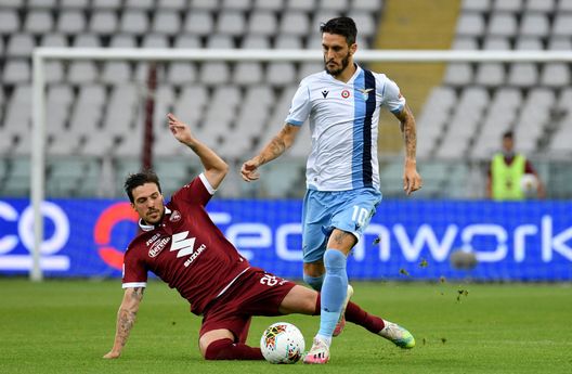  TURIN, ITALY - JUNE 30: Luis Alberto of SS Lazio compete for the ball with Simone Verdi of Torino FC during the Serie A match between Torino FC and SS Lazio at Stadio Olimpico di Torino on June 30, 2020 in Turin, Italy. (Photo by Marco Rosi - SS Lazio/Getty Images) 