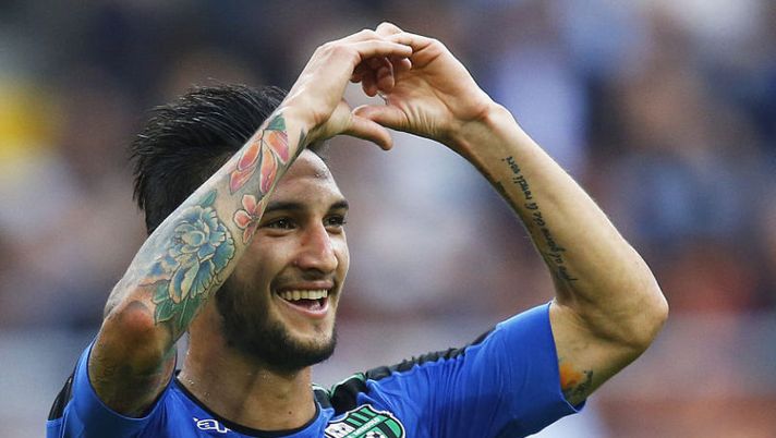 Sassuolo's midfielder Matteo Politano celebrates after scoring during the Italian Serie A football match AC Milan vs Sassuolo on October 2, 2016 at the San Siro stadium in Milan. / AFP / MARCO BERTORELLO (Photo credit should read MARCO BERTORELLO/AFP/Getty Images) Calamai (Gazzetta): “Una… tombola per Politano: vale tutti i soldi” - immagine 1