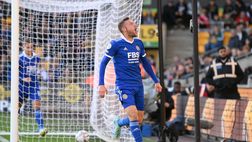 Leicester, Vardy provoca i tifosi avversari: segna ed esulta mimando “la puzza”…