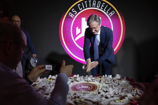 Andrea Gabrielli durante il taglio della torta Cittadella, Gabrielli: “Interesse degli sponsor oltre le aspettative. E per la salvezza…”- immagine 2
