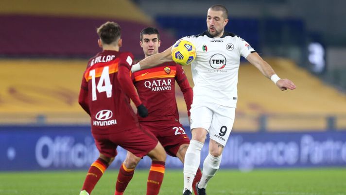 ROME, ITALY - JANUARY 19: Andrej Galabinov of Spezia controls the ball under pressure from Gonzalo Villar of Roma during the Coppa Italia match between AS Roma and AC Spezia at Olimpico Stadium on January 19, 2021 in Rome, Italy. Sporting stadiums around Italy remain under strict restrictions due to the Coronavirus Pandemic as Government social distancing laws prohibit fans inside venues resulting in games being played behind closed doors. (Photo by Paolo Bruno/Getty Images) Roma-Spezia, formazioni ufficiali: fuori Galabinov e Cristante! Gioca Carles Perez - immagine 1