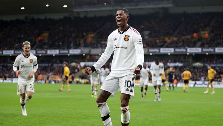 WOLVERHAMPTON, ENGLAND - DECEMBER 31: Marcus Rashford of Manchester United celebrates after scoring a goal, which is later disallowed following a Handball decision via a VAR Review, during the Premier League match between Wolverhampton Wanderers and Manchester United at Molineux on December 31, 2022 in Wolverhampton, England. (Photo by Naomi Baker/Getty Images) Rashford: “In panchina perché ho dormito troppo e fatto tardi alla riunione, ma l’importante è vincere” - immagine 1