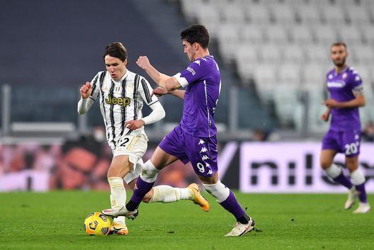 TURIN, ITALY - DECEMBER 22: Federico Chiesa of Juventus and Dusan Vlahovic of Fiorentina battle for possession during the Serie A match between Juventus and ACF Fiorentina at Allianz Stadium on December 22, 2020 in Turin, Italy. Sporting stadiums around Italy remain under strict restrictions due to the Coronavirus Pandemic as Government social distancing laws prohibit fans inside venues resulting in games being played behind closed doors. (Photo by Valerio Pennicino/Getty Images) TURIN, ITALY - DECEMBER 22: Federico Chiesa of Juventus and Dusan Vlahovic of Fiorentina battle for possession during the Serie A match between Juventus and ACF Fiorentina at Allianz Stadium on December 22, 2020 in Turin, Italy. Sporting stadiums around Italy remain under strict restrictions due to the Coronavirus Pandemic as Government social distancing laws prohibit fans inside venues resulting in games being played behind closed doors. (Photo by Valerio Pennicino/Getty Images)