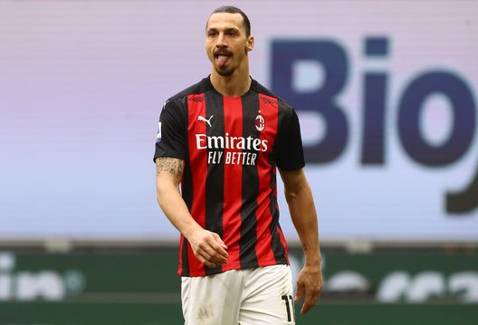Zlatan Ibrahimovic sbuffa durante il derby perso contro l'Inter Zlatan Ibrahimovic sbuffa durante il derby perso contro l'Inter