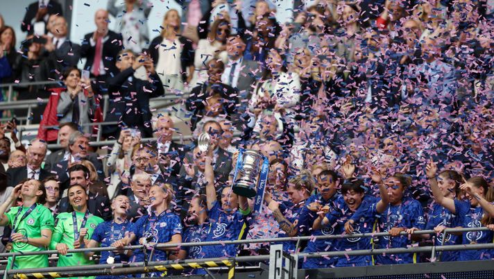 LONDON, ENGLAND - MAY 15: Magdalena Eriksson and Millie Bright of Chelsea lift the Vitality Women's FA Cup trophy after their sides victory during the Vitality Women's FA Cup Final match between Chelsea Women and Manchester City Women at Wembley Stadium on May 15, 2022 in London, England. (Photo by Bryn Lennon/Getty Images) C’è un Chelsea che vince in FA CUP: la squadra femminile si impone 3-2 sul City e centra il double - immagine 1