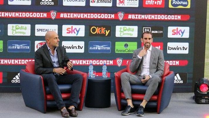 La foto ufficiale del Cagliari, al momento della presentazione di Godin con il presidente Giulini La foto ufficiale del Cagliari, al momento della presentazione di Godin con il presidente Giulini