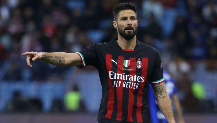 AC Milan's French forward Olivier Giroud speaks to teammates during the Italian SuperCup football match between AC Milan and Inter Milan, at the King Fahd International Stadium in Riyadh on January 18, 2023. (Photo by Fayez NURELDINE / AFP) (Photo by FAYEZ NURELDINE/AFP via Getty Images) Milan, dubbi e certezze di formazione: da Giroud e Kalulu a Saelemaekers e Brahim Diaz - immagine 1