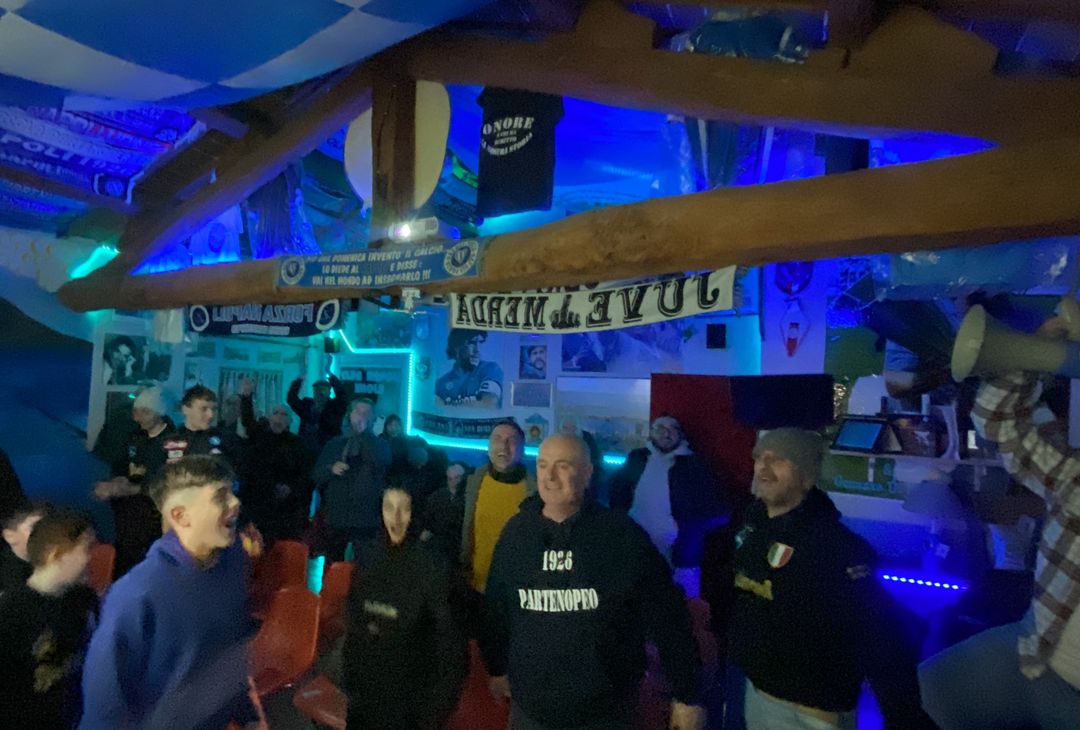 FOTO UANM, i tifosi al Maradona e dalle sedi per Napoli-Roma: striscioni e sorrisi - immagine 2