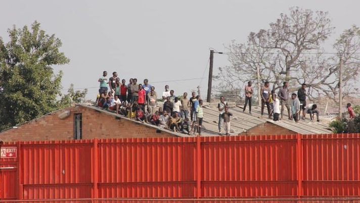 Zambia, tifosi sui tetti delle case per assistere alla partita fra Nkana Fc e Zanaco FC Zambia, tifosi sui tetti delle case per assistere alla partita fra Nkana Fc e Zanaco FC