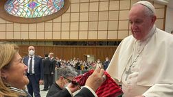 La madre di Cristiano Ronaldo incontra il Papa con un dono speciale