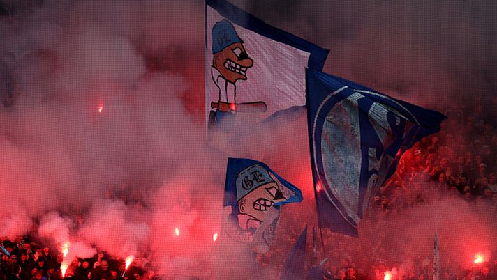 DORTMUND, GERMANY - SEPTEMBER 17: Fans of Schalke burn flares during the Bundesliga match between Borussia Dortmund and FC Schalke 04 at Signal Iduna Park on September 17, 2022 in Dortmund, Germany. (Photo by Lars Baron/Getty Images) Multe post derby: lo Schalke deve pagare meno del Borussia Dortmund… - immagine 1