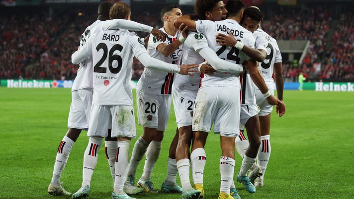 COLOGNE, GERMANY - NOVEMBER 03: Gaetan Laborde of OGC Nice celebrates scoring their side's first goal with teammates during the UEFA Europa Conference League group E match between 1. FC Köln and OGC Nice at RheinEnergieStadion on November 03, 2022 in Cologne, Germany. (Photo by Lars Baron/Getty Images) L’Equipe provoca: “Percorso agevole per il Nizza per arrivare in finale” - immagine 1