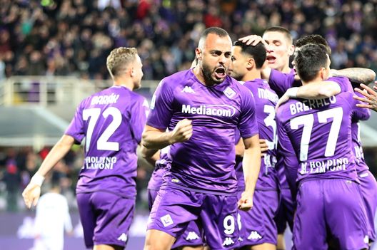 FLORENCE, ITALY - APRIL 17: Arthur Mendonça Cabral of ACF Fiorentina celebrates after scoring a goal during the Serie A match between ACF Fiorentina and Atalanta BC at Stadio Artemio Franchi on April 17, 2023 in Florence, Italy. (Photo by Gabriele Maltinti/Getty Images) Re Artù pronto a colpire: la Conference League è il suo regno- immagine 2