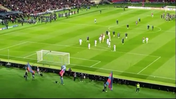 Il settore ospiti applaude con calore i calciatori del Napoli al fischio finale