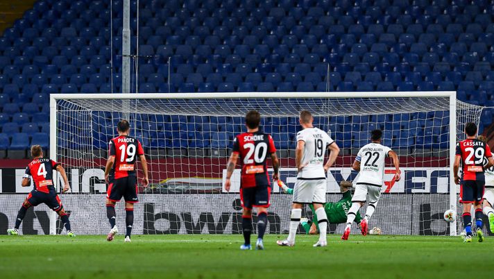 GENOA, ITALY - JUNE 23: Domenico Criscito of Genoa (left) misses a penalty kick during the Serie A match between Genoa CFC and Parma Calcio at Stadio Luigi Ferraris on June 23, 2020 in Genoa, Italy. (Photo by Paolo Rattini/Getty Images) 