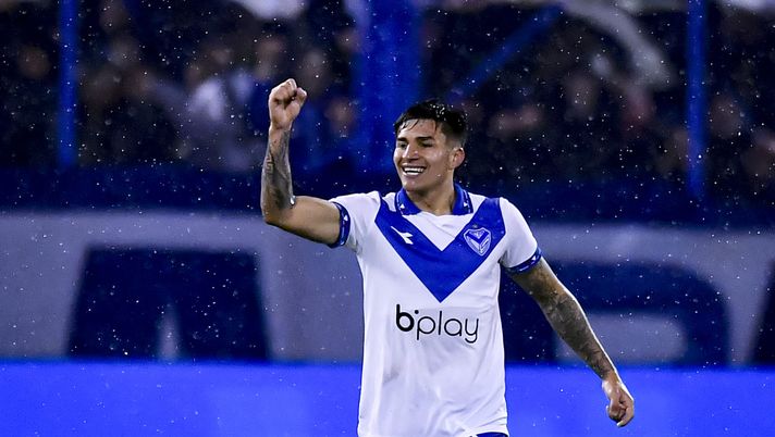 BUENOS AIRES, ARGENTINA - SEPTEMBER 2: Santiago Castro of Velez Sarsfield celebrates after scoring the team's second goal during a match between Velez and River Plate as part of group A of Copa de la Liga Profesional 2023 at Jose Amalfitani Stadium on September 2, 2023 in Buenos Aires, Argentina. (Photo by Marcelo Endelli/Getty Images) Cor Sport – Odgaard, Ilic e Castro pronti per il Thiago Lab - immagine 1