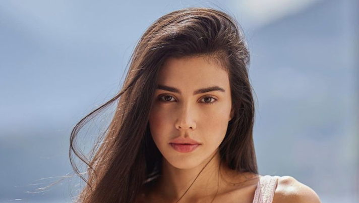 Michelle Sander, curve pazzesche. L’ex lady Petagna incanta col suo dècolleté Michelle Sander, curve pazzesche. L’ex lady Petagna incanta col suo dècolleté - immagine 1