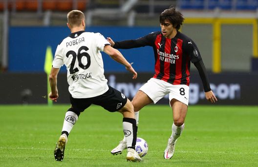 MILAN, ITALY - OCTOBER 04: Sandro Tonali (R) of AC Milan competes for the ball with Tommaso Pobega (L) of Spezia Calcio during the Serie A match between AC Milan and Spezia Calcio at Stadio Giuseppe Meazza on October 4, 2020 in Milan, Italy. (Photo by Marco Luzzani/Getty Images) MILAN, ITALY - OCTOBER 04: Sandro Tonali (R) of AC Milan competes for the ball with Tommaso Pobega (L) of Spezia Calcio during the Serie A match between AC Milan and Spezia Calcio at Stadio Giuseppe Meazza on October 4, 2020 in Milan, Italy. (Photo by Marco Luzzani/Getty Images)