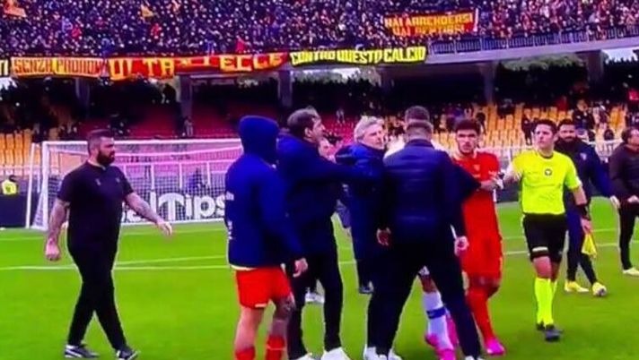 VIDEO Clamoroso in Lecce-Verona, D’Aversa rifila una testata ad Henry: la dinamica - immagine 1