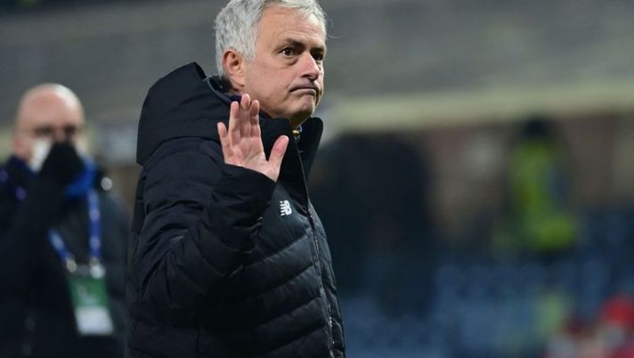 AS Roma's Portuguese head coach Jose Mourinho gestures at the end of their Italian Serie A football match Atalanta Bergamo versus AS Rome at the Gewiss Stadium (Stadio di Bergamo) in the northern city of Bergamo on Decembre 18, 2021. (Photo by MIGUEL MEDINA / AFP) (Photo by MIGUEL MEDINA/AFP via Getty Images) Mourinho: “Karsdorp e Smalling non si sono mai allenati, la verità su El Shaarawy. I rigori…” - immagine 1