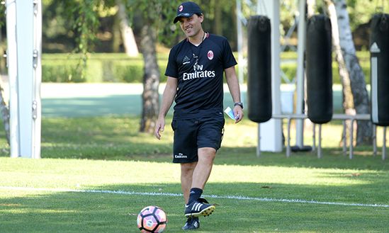  Vincenzo Montella, tecnico del Milan, durante un allenamento a Milanello (credits: acmilan.com) 