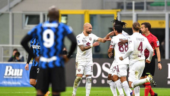 MILAN, ITALY - NOVEMBER 22: Simone Zaza (L) of Torino celebrates with team mates Soualiho Meite (2L), Tomas Rincon (2R) and Lyanco (R) after scoring their sides first goal during the Serie A match between FC Internazionale and Torino FC at Stadio Giuseppe Meazza on November 22, 2020 in Milan, Italy. Sporting stadiums around Italy remain under strict restrictions due to the Coronavirus Pandemic as Government social distancing laws prohibit fans inside venues resulting in games being played behind closed doors. (Photo by Valerio Pennicino/Getty Images) MILAN, ITALY - NOVEMBER 22: Simone Zaza (L) of Torino celebrates with team mates Soualiho Meite (2L), Tomas Rincon (2R) and Lyanco (R) after scoring their sides first goal during the Serie A match between FC Internazionale and Torino FC at Stadio Giuseppe Meazza on November 22, 2020 in Milan, Italy. Sporting stadiums around Italy remain under strict restrictions due to the Coronavirus Pandemic as Government social distancing laws prohibit fans inside venues resulting in games being played behind closed doors. (Photo by Valerio Pennicino/Getty Images)