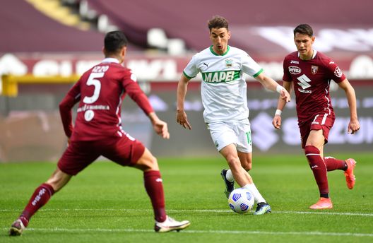  TURIN, ITALY - MARCH 17: Filip Djuricic of Sassuolo is challenged by Armando Izzo (L) and Sasa Lukic of Torino F.C. (R) during the Serie A match between Torino FC and US Sassuolo at Stadio Olimpico di Torino on March 17, 2021 in Turin, Italy. Sporting stadiums around Italy remain under strict restrictions due to the Coronavirus Pandemic as Government social distancing laws prohibit fans inside venues resulting in games being played behind closed doors. (Photo by Valerio Pennicino/Getty Images) 