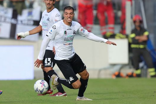 LA SPEZIA, ITALY - OCTOBER 16: Mehdi Bourabia of Spezia Calcio in action during the Serie A match between Spezia Calcio and US Cremonese at Stadio Alberto Picco on October 16, 2022 in La Spezia, Italy. (Photo by Gabriele Maltinti/Getty Images) Bourabia: “Orgoglioso del Marocco, la sosta non mi spaventa. Questo Spezia è diverso dallo scorso anno” - immagine 1