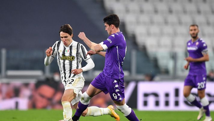 TURIN, ITALY - DECEMBER 22: Federico Chiesa of Juventus and Dusan Vlahovic of Fiorentina battle for possession during the Serie A match between Juventus and ACF Fiorentina at Allianz Stadium on December 22, 2020 in Turin, Italy. Sporting stadiums around Italy remain under strict restrictions due to the Coronavirus Pandemic as Government social distancing laws prohibit fans inside venues resulting in games being played behind closed doors. (Photo by Valerio Pennicino/Getty Images) TURIN, ITALY - DECEMBER 22: Federico Chiesa of Juventus and Dusan Vlahovic of Fiorentina battle for possession during the Serie A match between Juventus and ACF Fiorentina at Allianz Stadium on December 22, 2020 in Turin, Italy. Sporting stadiums around Italy remain under strict restrictions due to the Coronavirus Pandemic as Government social distancing laws prohibit fans inside venues resulting in games being played behind closed doors. (Photo by Valerio Pennicino/Getty Images)