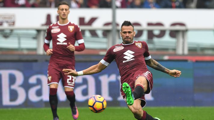 TURIN, ITALY - OCTOBER 23:  Leandro Castan of FC Torino in action during the Serie A match between FC Torino and SS Lazio at Stadio Olimpico di Torino on October 23, 2016 in Turin, Italy.  (Photo by Valerio Pennicino/Getty Images) 