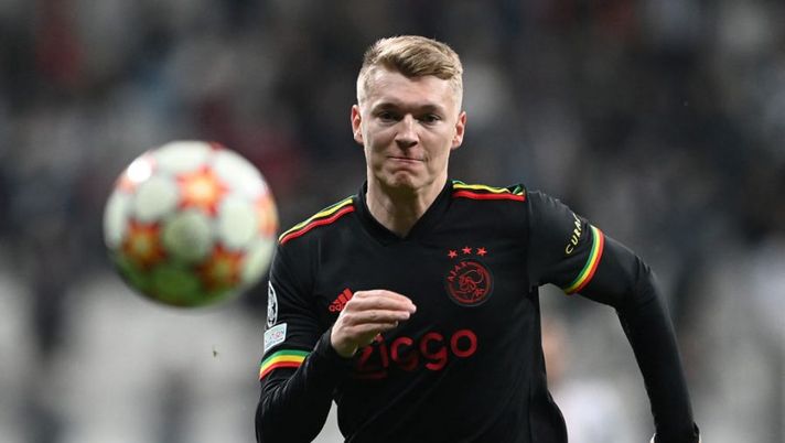 Ajax's Dutch defender Perr Schuurs eyes the ball during the UEFA Champions League group C football match between Besiktas JK and AFC Ajax at Vodafone Park stadium in Istanbul on November 24, 2021. (Photo by OZAN KOSE / AFP) (Photo by OZAN KOSE/AFP via Getty Images) Torino, finalmente il difensore: è tutto fatto, oggi arrivo e visite per 12 milioni di euro - immagine 1