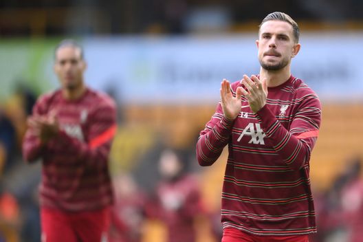 WOLVERHAMPTON, ENGLAND - DECEMBER 04: Jordan Henderson of Liverpool applauds the fans as he warms up prior to the Premier League match between Wolverhampton Wanderers and Liverpool at Molineux on December 04, 2021 in Wolverhampton, England. (Photo by Laurence Griffiths/Getty Images) Henderson: “Dopo la finale persa nel 2016, Klopp ci disse che non era la fine ma solo l’inizio…”- immagine 2