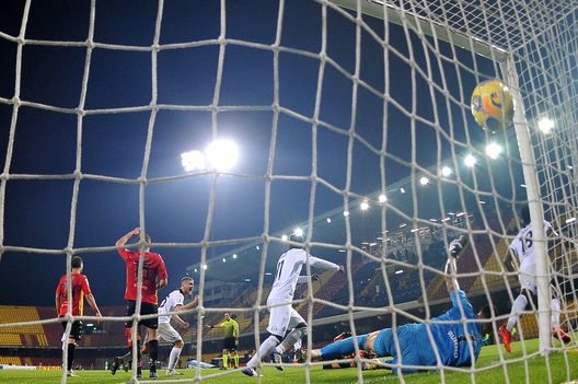 BENEVENTO, ITALY - NOVEMBER 07: M'Bala Nzola of Spezia Calcio scores the 0-3 goal during the Serie A match between Benevento Calcio and Spezia Calcio at Stadio Ciro Vigorito on November 07, 2020 in Benevento, Italy. (Photo by Francesco Pecoraro/Getty Images) BENEVENTO, ITALY - NOVEMBER 07: M'Bala Nzola of Spezia Calcio scores the 0-3 goal during the Serie A match between Benevento Calcio and Spezia Calcio at Stadio Ciro Vigorito on November 07, 2020 in Benevento, Italy. (Photo by Francesco Pecoraro/Getty Images)
