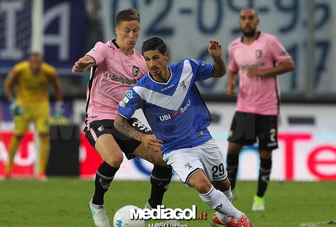  BRESCIA, ITALY - SEPTEMBER 02:  Enzo Di Santantonio (R) of Brescia Calcio competes for the ball with Radoslaw Murawski (L) of US Citta di Palermo during the Serie B between Brescia Calcio and US Citta di Palermo at Stadio Mario Rigamonti on September 2, 2017 in Brescia, Italy.  (Photo by Marco Luzzani/Getty Images) 