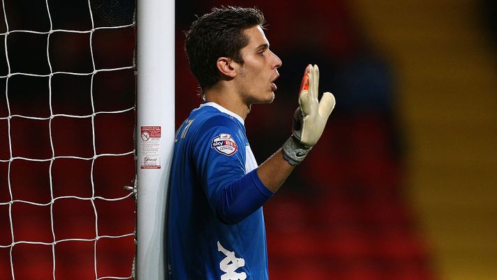 LONDON, ENGLAND - DECEMBER 12:  Leeds United goalkeeper Marco Silvestri kicks in action during the Sky Bet Championship match between Charlton Athletic and Leeds United at The Valley on December 12, 2015 in London, United Kingdom.  (Photo by Harry Engels/Getty Images) 