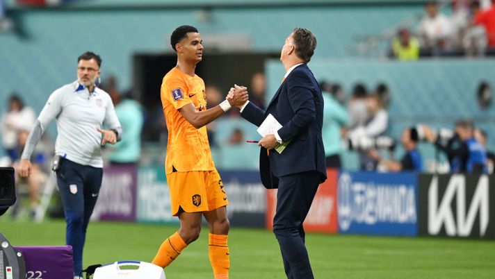 DOHA, QATAR - DECEMBER 03: Cody Gakpo of Netherlands shakes hands with Louis van Gaal, Head Coach of Netherlands, after being substituted during the FIFA World Cup Qatar 2022 Round of 16 match between Netherlands and USA at Khalifa International Stadium on December 03, 2022 in Doha, Qatar. (Photo by Dan Mullan/Getty Images) Effetto Van Gaal: con lui in panchina, i tulipani fioriscono - immagine 1