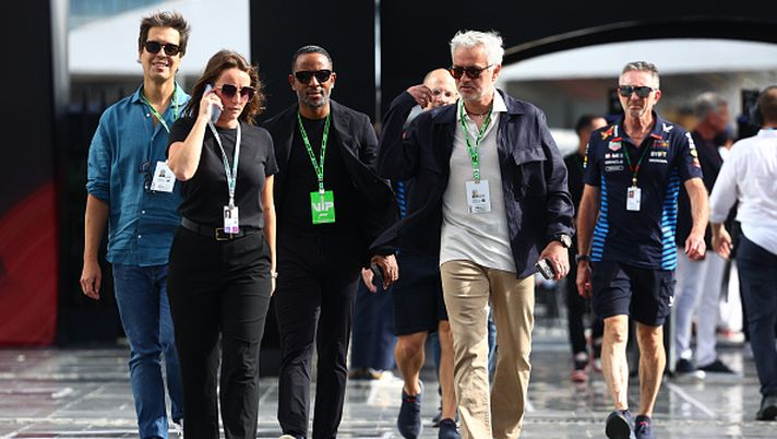 JEDDAH, SAUDI ARABIA - MARCH 09: Jose Mourinho walks in the Paddock prior to the F1 Grand Prix of Saudi Arabia at Jeddah Corniche Circuit on March 09, 2024 in Jeddah, Saudi Arabia. (Photo by Clive Rose/Getty Images) TACKLE DURO – Il derby dei media su Mourinho esonerato in questo calcio di ragazzini - immagine 1